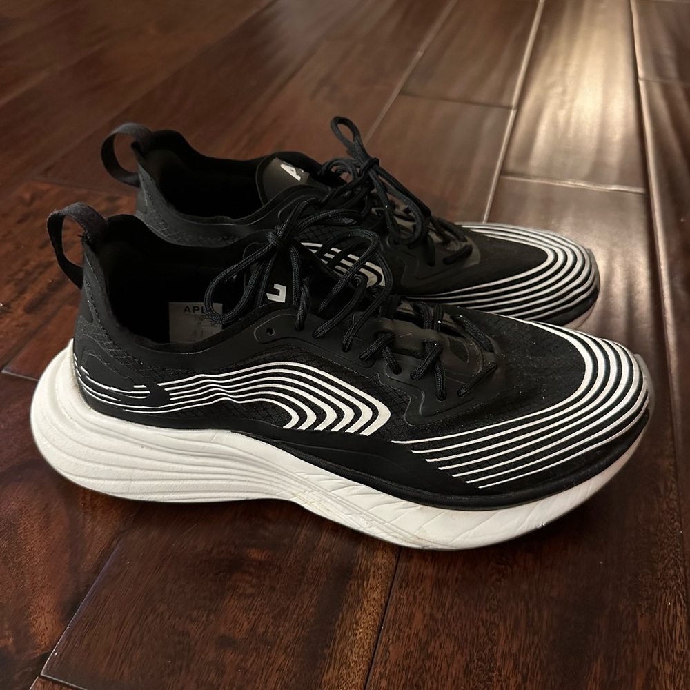 ✨APL Streamline Women’s Running Sneakers – Black & White | Size 8.5✨